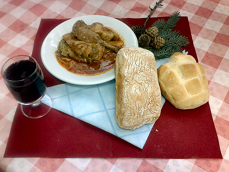 Coniglio con funghi e polenta